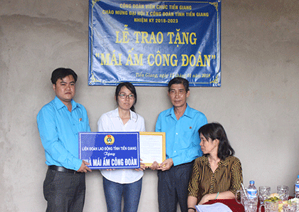 Công đoàn Viên chức tỉnh trao Mái ấm Công đoàn cho chị Nguyễn Thanh Tuyền