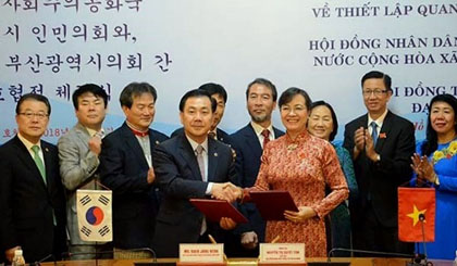 The two sides reach a deal to further strengthen cooperation on January 11. (Credit: VOH)