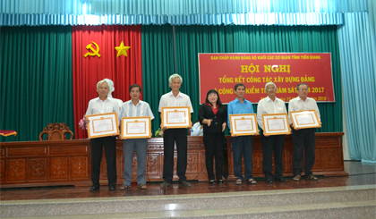 Bí thư Đảng ủy KCCQ tỉnh Thái Ngọc Bảo Trâm trao giấy khen cho các tập thể tại hội nghị