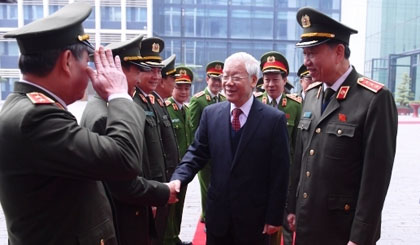 General Secretary Nguyen Phu Trong is greeted by the Ministry of Public Security's senior officers.