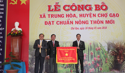 Đồng chí Lê Văn Nghĩa trao cờ của UBND tỉnh cho xã