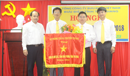 Trao Cờ thi đua của Bộ Thông tin và Truyền thông cho Bưu điện tỉnh Tiền Giang.