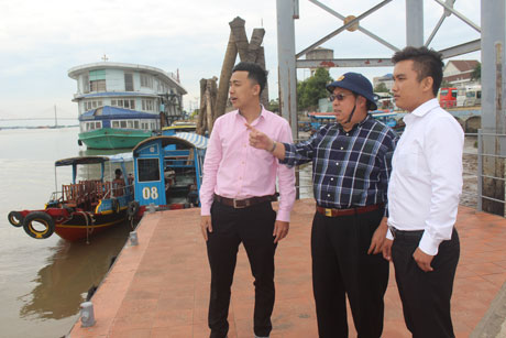 Ông Trần Song Hải, Tổng Giám đốc Greenlines DP (ở giữa) khảo sát  vị trí đặt bến tàu cao tốc tại TP. Mỹ Tho.