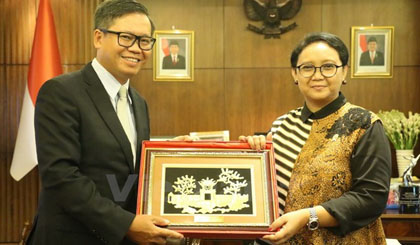 Outgoing Vietnamese Ambassador to Indonesia Hoang Anh Tuan (L) meets with Indonesian Minister of Foreign Affairs Retno Marsudi (Photo VNA)