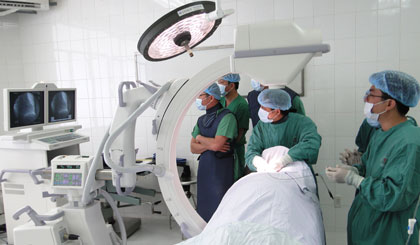 Đội ngũ y, bác sĩ Bệnh viện Đa khoa trung tâm tỉnh luôn nâng cao tay nghề để thực hiện nhiều kỹ thuật  chuyên sâu trong điều trị bệnh.  