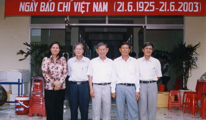Đồng chí Huỳnh Văn Niềm (đứng giữa) chụp ảnh lưu niệm với các nguyên cán bộ và cán bộ Báo Ấp Bắc nhân kỷ niệm  78 năm Ngày Báo chí cách mạng Việt Nam (21-6-1925 - 21-6-2003).