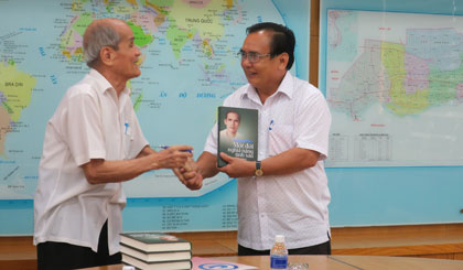 Đồng chí Lê Quang Thành trao tặng sách cho lãnh đạo tỉnh Tiền Giang vào tháng 8-2017.