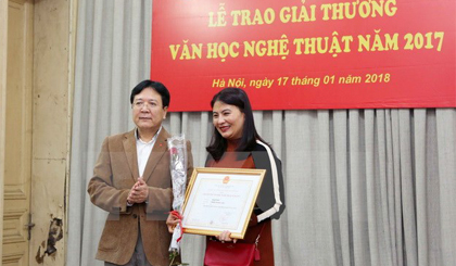 Thứ trưởng Bộ Văn hoá, Thể thao và Du lịch Vương Duy Biên trao giải A cho tác giả Phạm Phát. Ảnh: Thành Đạt/TTXVN