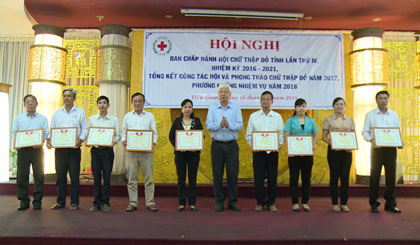 The Red Cross awarded certificates of merit to the well-executed members of the Association. Picture: Bui Phong