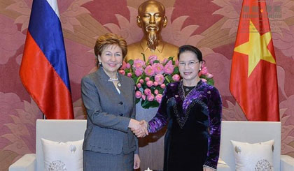 NA Chairwoman Nguyen Thi Kim Ngan (R) receives Vice Chairwoman of the Federation Council of Russia Karelova Galina Nikolaevna (Photo: quochoi.vn)