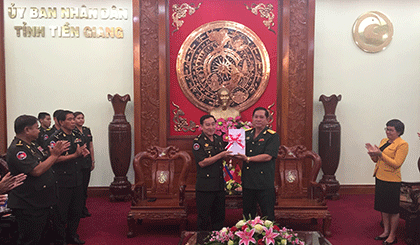 UBND tỉnh Tiền Giang  tặng quà lưu niệm cho đoàn Đoàn Cục Phát triển Quân đội Hoàng gia Campuchia