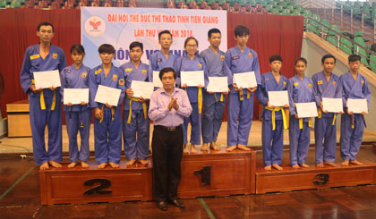 Đồng chí Nguyễn Đức Đảm trao giải cho các VĐV đạt thành tích.