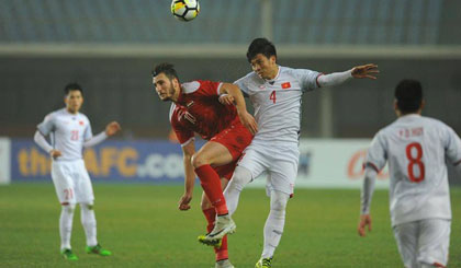 Vietnam (white shirt) fight against the attacks from a strong Syrian side. The 0-0 draw in Changshu, China, takes Vietnam into the AFC U23 Championship quarter finals for the first time. (Credit: AFC)