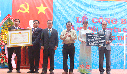 Deputy Chairman of the Tien Giang People's Committee Le Van Nghia awards certificate, emulation flag to Trung Hoa commune. Photo: thtg.vn