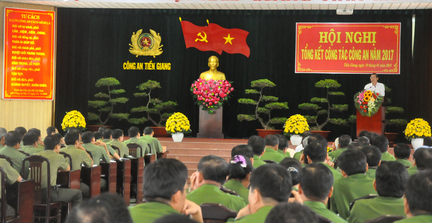 Phó Bí thư Tỉnh ủy, Chủ tịch UBND tỉnh Lê Văn Hưởng phát biểu tại hội nghị.