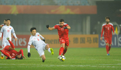 Một tình huống trong trận U23 Việt Nam (áo trắng) - U23 Syria ngày 17/1 tại VCK U23 châu Á. Ảnh: AFC.com 