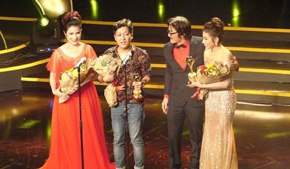 Cat Tuong (L), Truong Giang (2nd, L) and Kha Nhu (R ) at the award ceremony (Photo: Sggp)