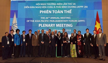 NA Chairwoman Nguyen Thi Kim Ngan (black long dress) and delegates (Photo: NDO/Duy Linh)