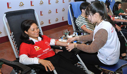 Many people voluntarily donate their blood at the Red Sun Festival. (Credit: NDO)