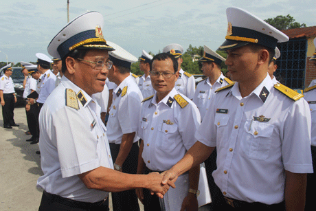 Rear Admiral Nguyen Phong Canh, Commissar of the High Command of the Navy Region 2 shook hands with the missions’ members.