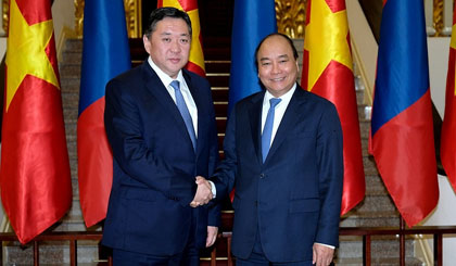 Prime Minister Nguyen Xuan Phuc and Chairman of the Mongolian Parliament Miyegombo Enkhbold