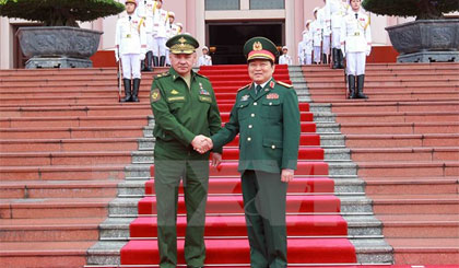 Đại tướng Ngô Xuân Lịch, Bộ trưởng Bộ Quốc phòng Việt Nam và Đại tướng Sergey Shoygu Kuzhugetovich, Bộ trưởng Quốc phòng Liên bang Nga chụp ảnh chung. Ảnh: An Đăng/TTXVN