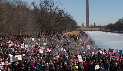 Người dân Mỹ tuần hành phản đối Tổng thống Mỹ Donald Trump nhân một năm cầm quyền của ông ở Washington, DC ngày 20/1. Nguồn: UPI/YONHAP/TTXVN
