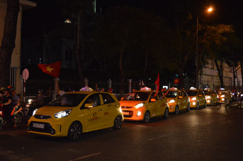 Taxi Vinagold xuống đường cổ vũ tinh thần thuyển Việt Nam