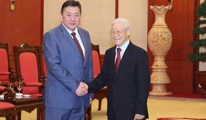 Party General Secretary Nguyen Phu Trong (right) and Chairman of the Mongolian Parliament Miyegombo Enkhbold (Credit: VOV)