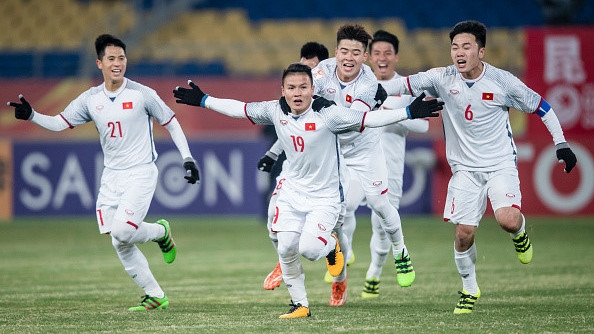    Quang Hai (number 19) celebrates his goal against Qatar. (Photo: AFC)