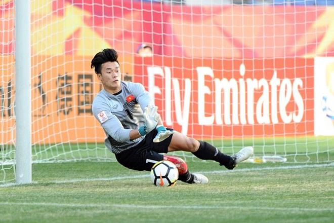   Goalkeeper Bui Tien Dung brilliantly blocks two of Qatar's five shots in the penalty shootout.