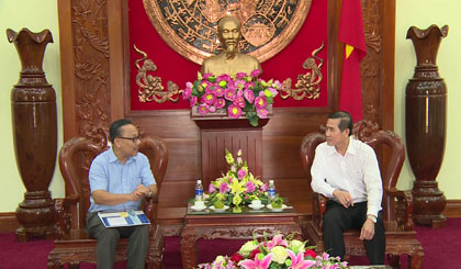 Chairman of the PPC Le Van Huong receives leader of Greenlines DP company. Photo: thtg.vn