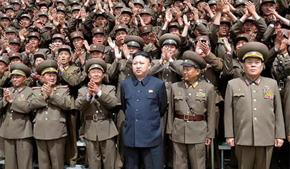 Nhà lãnh đạo Triều Tiên Kim Jong-un (giữa) trong cuộc gặp mặt các sỹ quan quân đội. Nguồn: The Telegraph/TTXVN