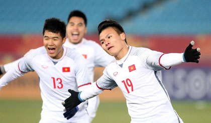 National hero: Striker ​Nguyen Quang Hai (No 19) celebrates after scoring a goal in the match against Qatar (Photo VNA)
