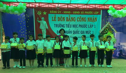 Phó Giám đốc Sở GD-ĐT Trần Thị Quý Mão trao  quà cho học sinh nghèo, vượt khó học tốt của trường