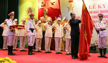 President Tran Dai Quang awards the “Hero of the People’s Armed Forces” title to the Logistics and Technical Department.