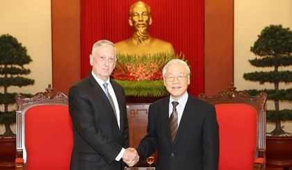 General Secretary of the Communist Party of Vietnam Nguyen Phu Trong (R) receives US Secretary of Defence James Mattis (Source: VNA)