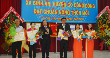 Phó Chủ tịch UBND tỉnh Trần Thanh Đức trao Bằng khen cho các tổ chức, cá nhân có thành tích trong xây dựng NTM Bình Ân.