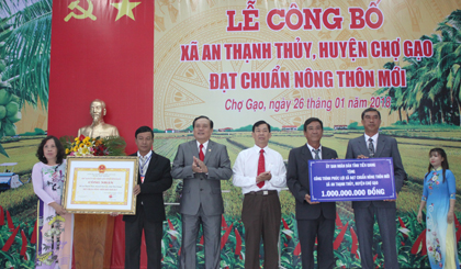 Provincial leaders award certificate, emulation flag to An Thanh Thuy commune. Photo: PHUONG MAI