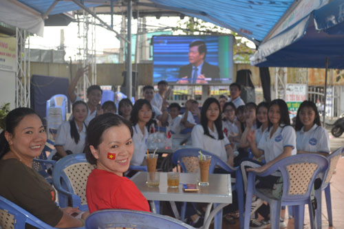 Học sinh trường Trần Hưng Đạo tập trung xem bóng đá.