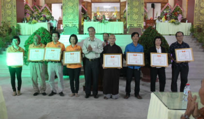 Đồng chí Huỳnh Văn Hải, Phó Chủ tịch MTTTQ tỉnh trao bằng khen cho các tập thể, cá nhân