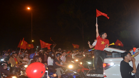 Khán giả ăn mừng ở đường Hùng Vương