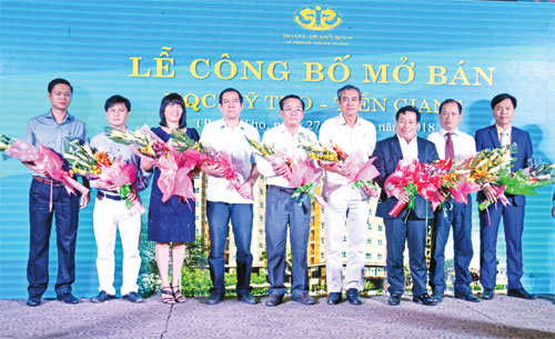 Tặng hoa chúc mừng buổi lễ công bố mở bán dự án HQC Mỹ Tho - Tiền Giang diễn ra thành công tốt đẹp.