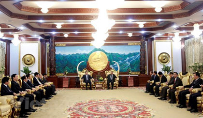 General Secretary of the Lao People’s Revolutionary Party and President Bounnhang Volachith hosted a reception for Vietnamese Minister of Public Security Sen. Lieut. Gen. To Lam in Vientiane on January 27. (Source: VNA)