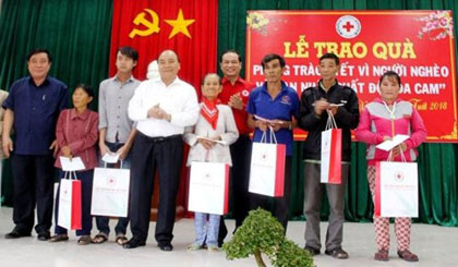 The Vietnam Red Cross Society presents gifts to impoverished people and Agent Orange/Dioxin victims ahead of Tet holiday. (Photo: VOV)