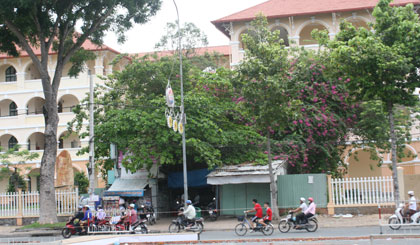 Căn nhà bà Lan nằm “án ngữ” mặt tiền Trường THPT Nguyễn Đình Chiểu.