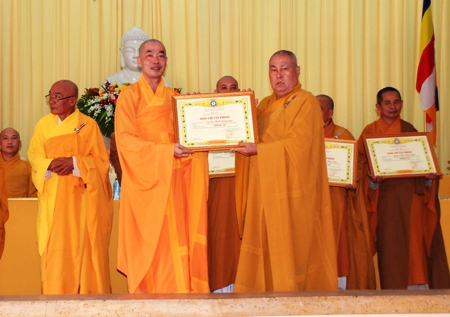 Hòa Thượng Thích Huệ Minh, Trưởng Ban Trị sự Phật giáo tỉnh trao giáo chỉ tấn phong cho các thượng tọa