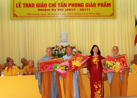 Bà Bùi Thị Mai, Trưởng Ban Tôn giáo tỉnh trao hoa chúc mừng các ni trưởng vừa được tấn phong