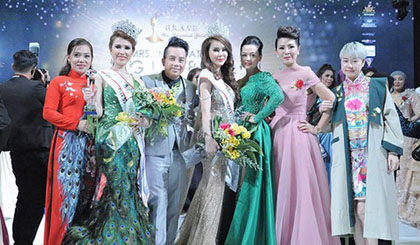   Hoang Ny (second from left) becomes Mrs.International Global Ambassador 2018