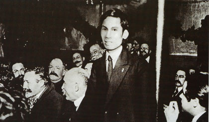 Nguyễn Ái Quốc phát biểu tại Đại hội đại biểu toàn quốc lần thứ XVIII Đảng Xã hội Pháp, ủng hộ  Luận cương của Lênin về vấn đề dân tộc và thuộc địa. Người tham gia sáng lập Đảng Cộng sản Pháp và trở thành người cộng sản Việt Nam đầu tiên (tháng 12-1920).